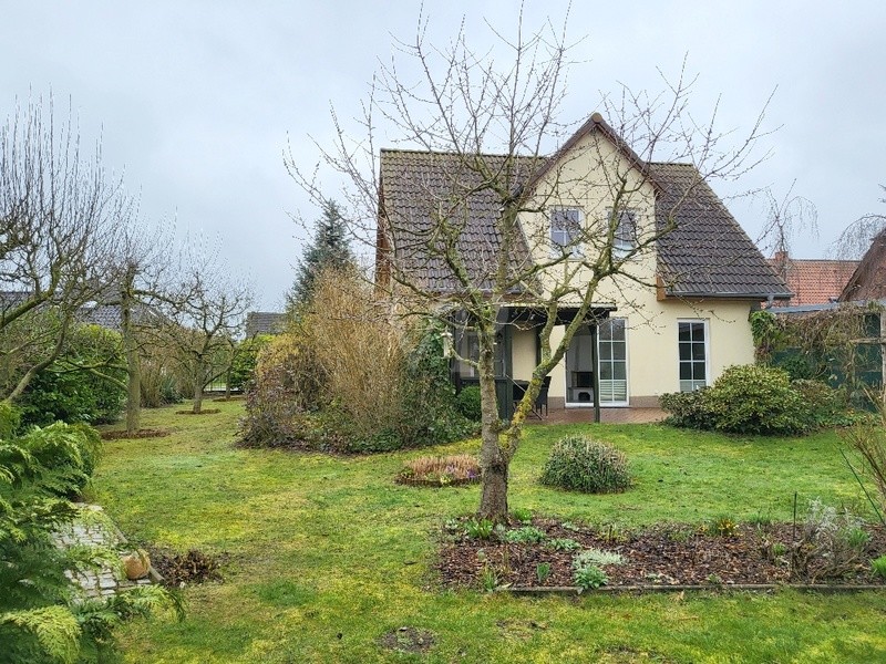 Blick vom Garten zum Haus