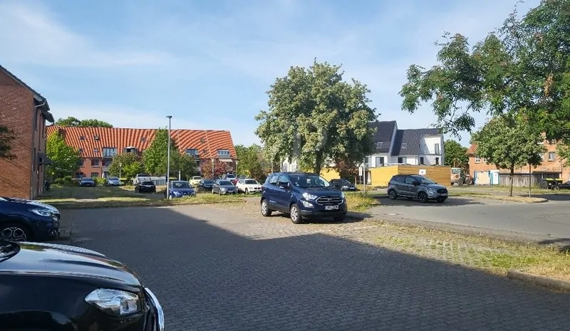 Parkplätze vor dem Haus