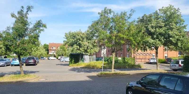 Parkplätze vor dem Haus