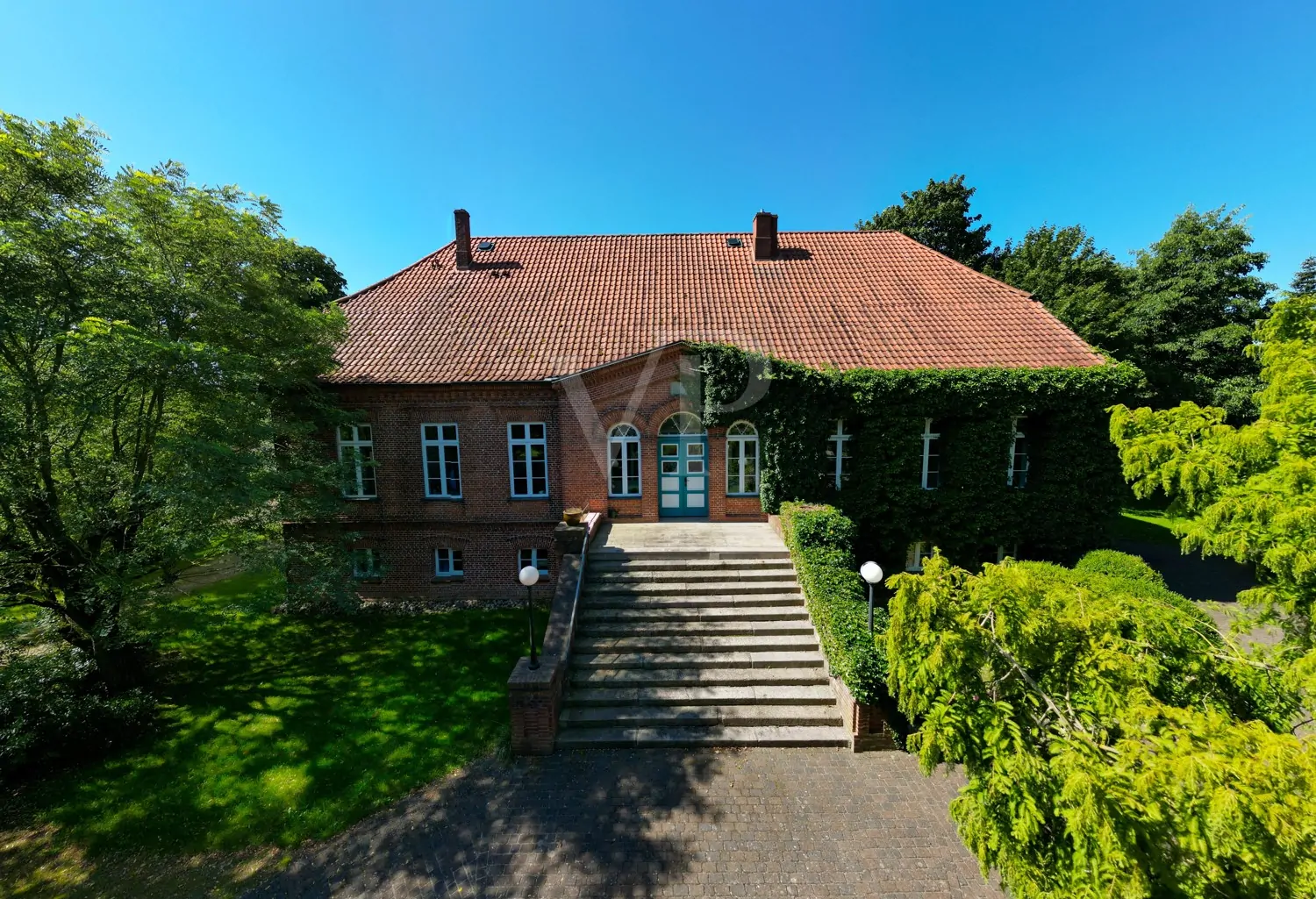 Saniertes Land-/Herrenhaus mit gepflegtem Park, Wiese und Weideland