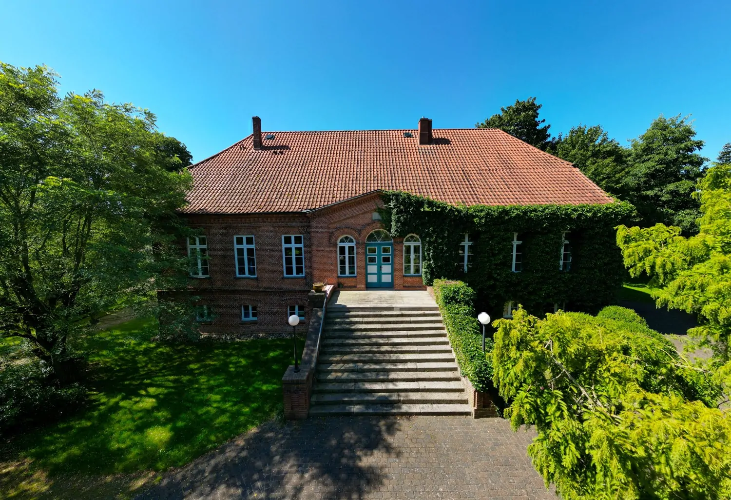 Saniertes Land-/Herrenhaus mit gepflegtem Park, Wiese und Weideland