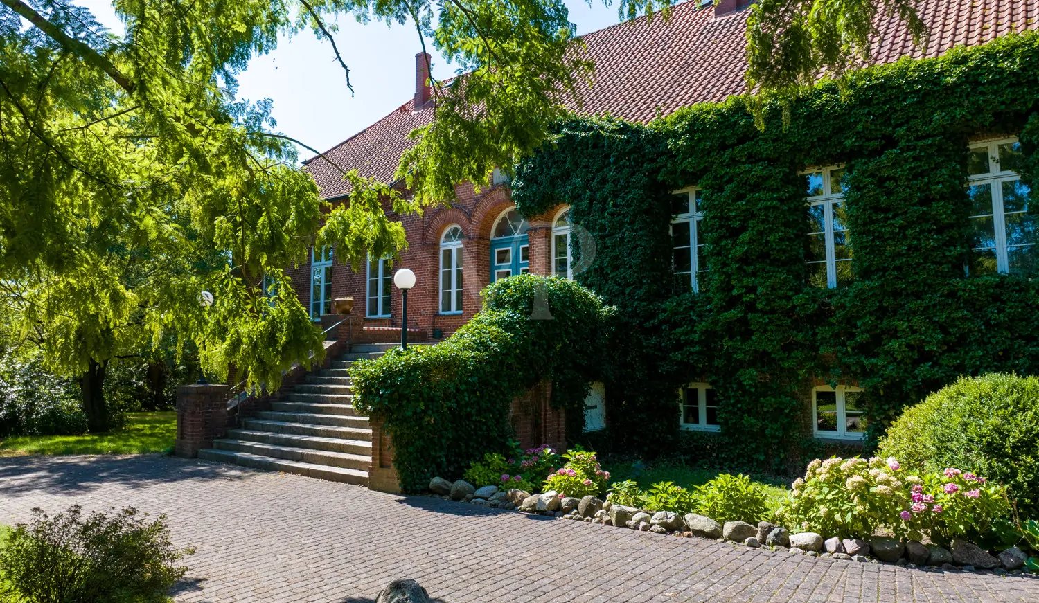 Saniertes Land-/Herrenhaus mit gepflegtem Park, Wiese und Weideland