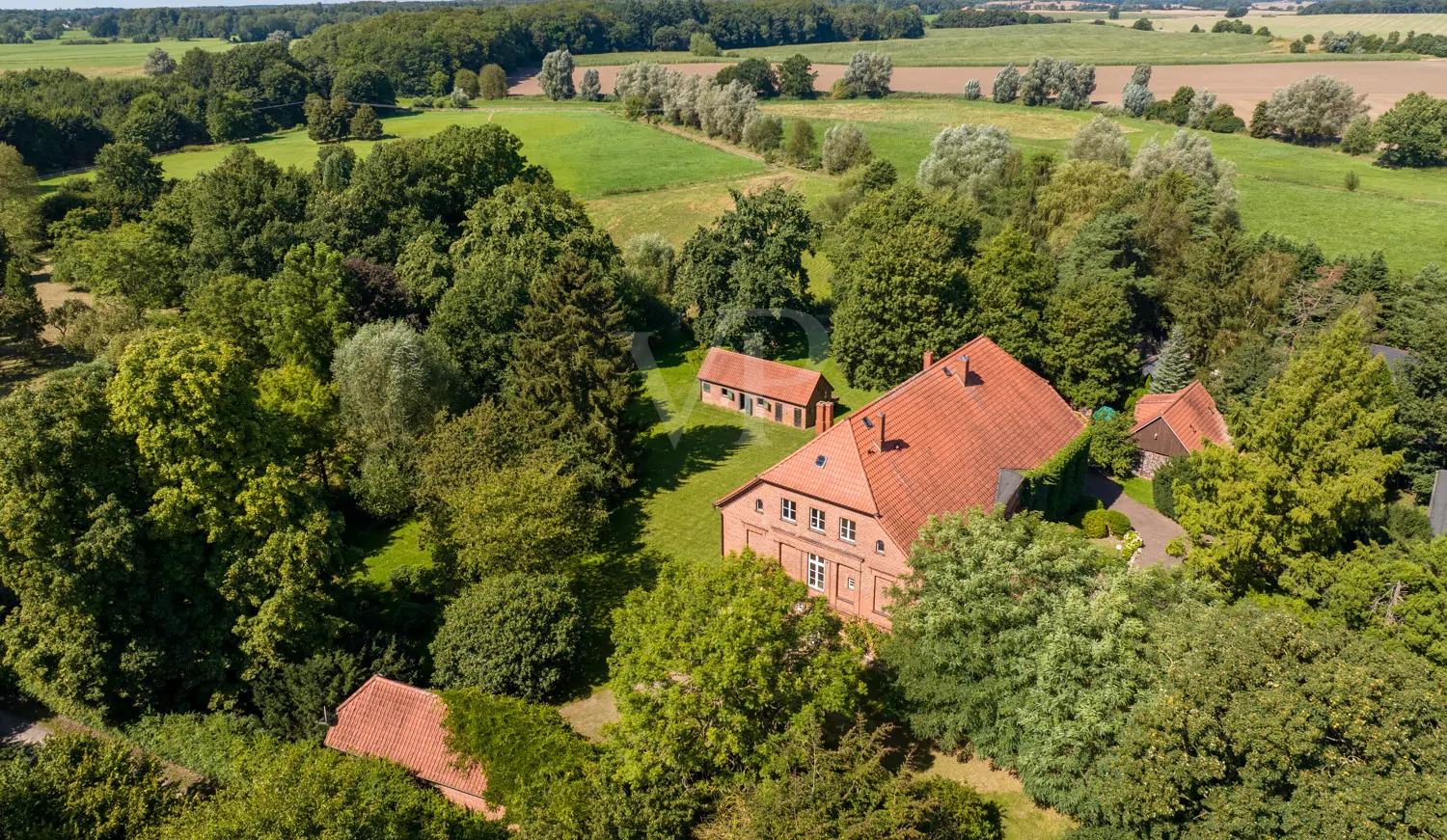 Saniertes Land-/Herrenhaus mit gepflegtem Park, Wiese und Weideland