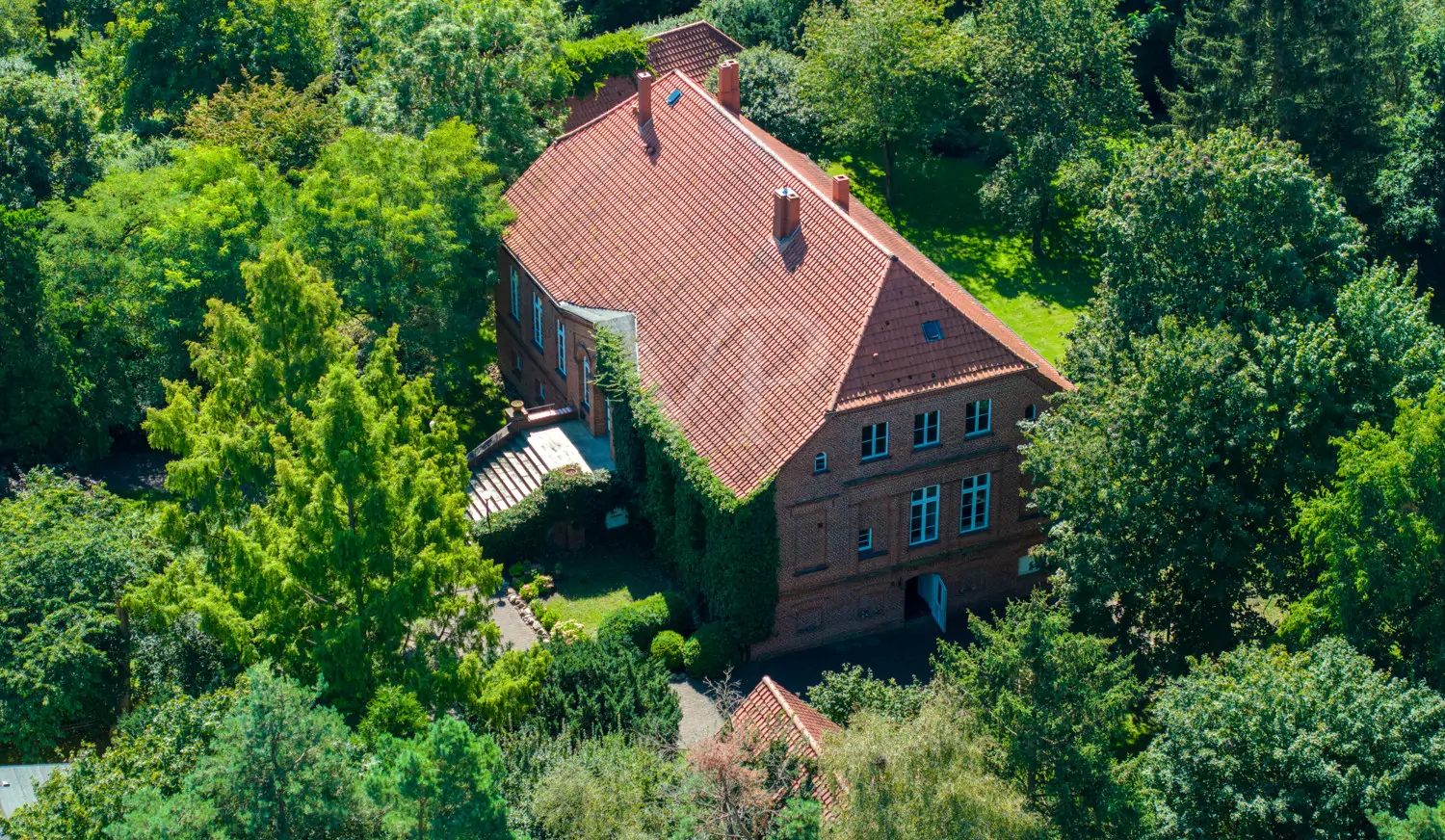 Saniertes Land-/Herrenhaus mit gepflegtem Park, Wiese und Weideland