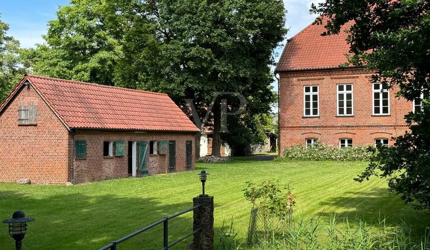 Rückansicht mit Pferdestall