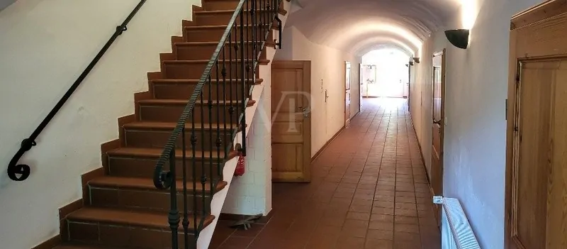 Flur im Erdgeschoss mit Treppe zum Obergeschoß