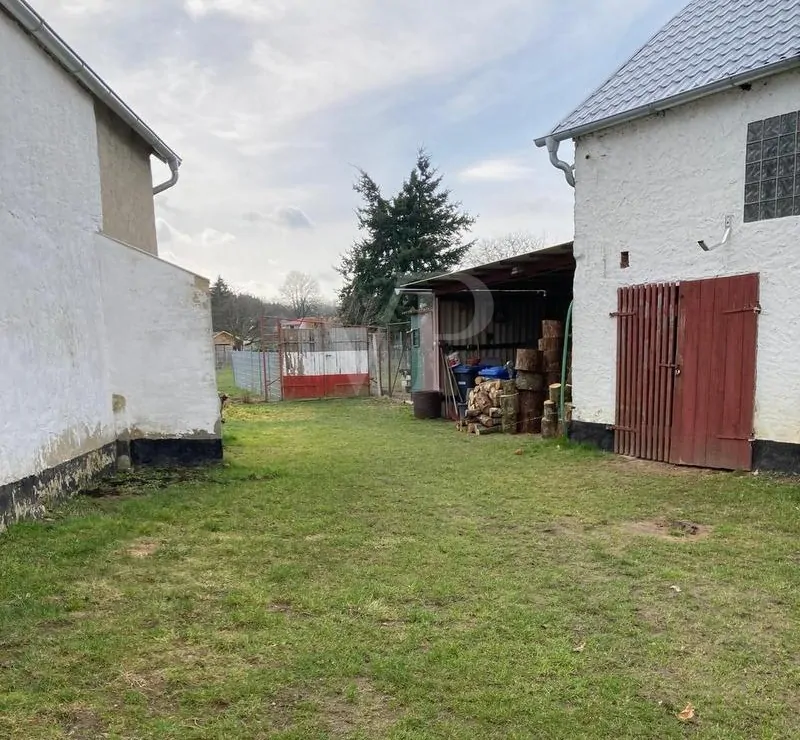 Einfamilienhaus mit Scheune und Nebengebäuden in ländlicher Lage