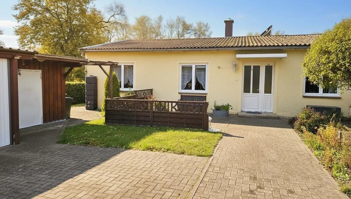 Frontansicht mit Garagen und Carport