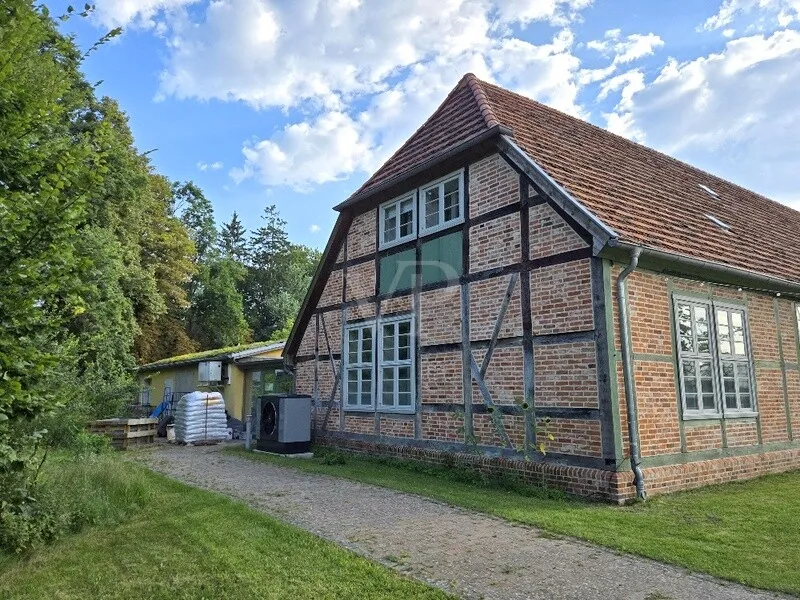 giebelfront mit neuer Wärmepumpe