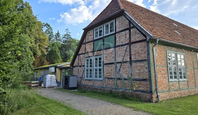 giebelfront mit neuer Wärmepumpe