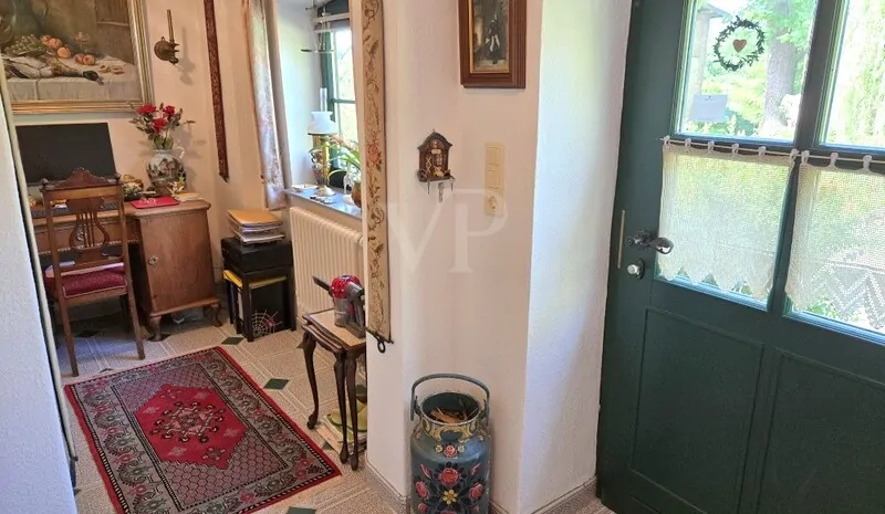 Haupteingang mit kleinem Büro