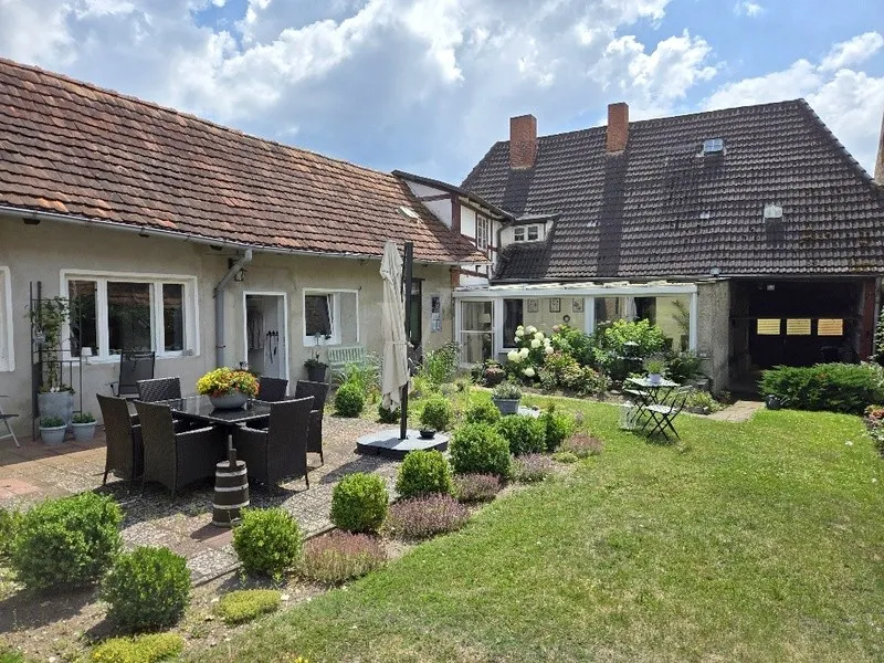 Grundstück mit Terrasse