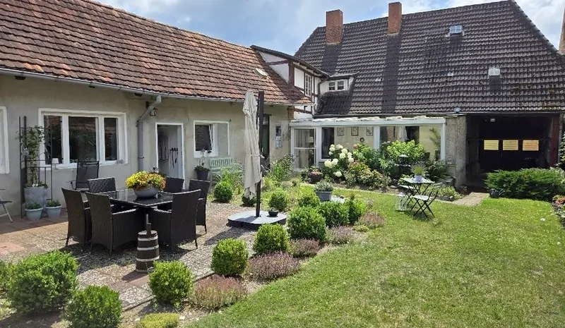 Grundstück mit Terrasse