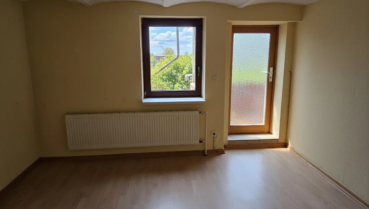 Zimmer mit Ausgang in den Garten