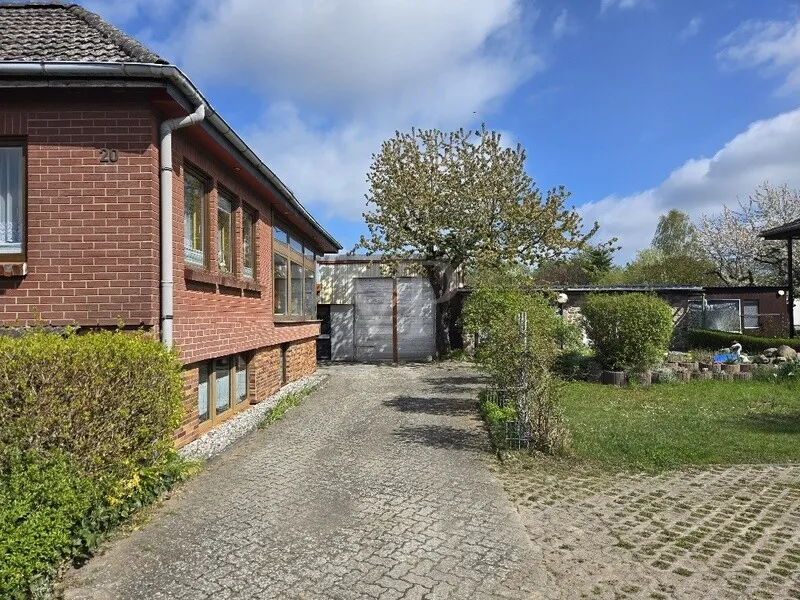 Auffahrt mit Parkplätzen