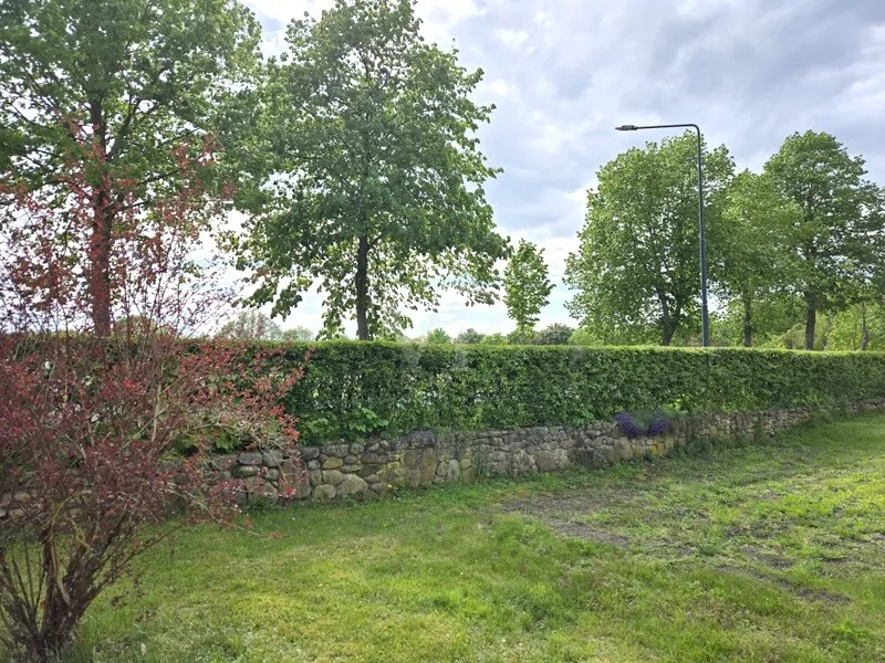 Einfriedung mit Naturstein