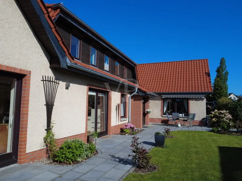 Doppelhaushälfte mit uneinsehbarem Garten, Pool und stilvollem Ambiente