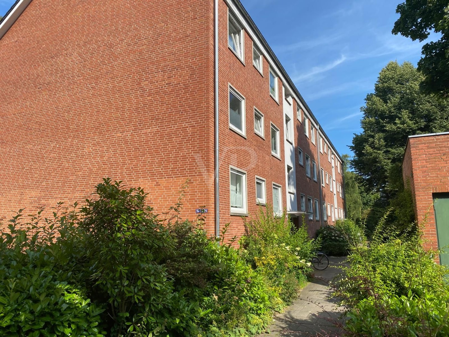 Solide 3-Zimmer-Wohnung (Hochparterre) mit hübschem Balkon und Gartenanteil