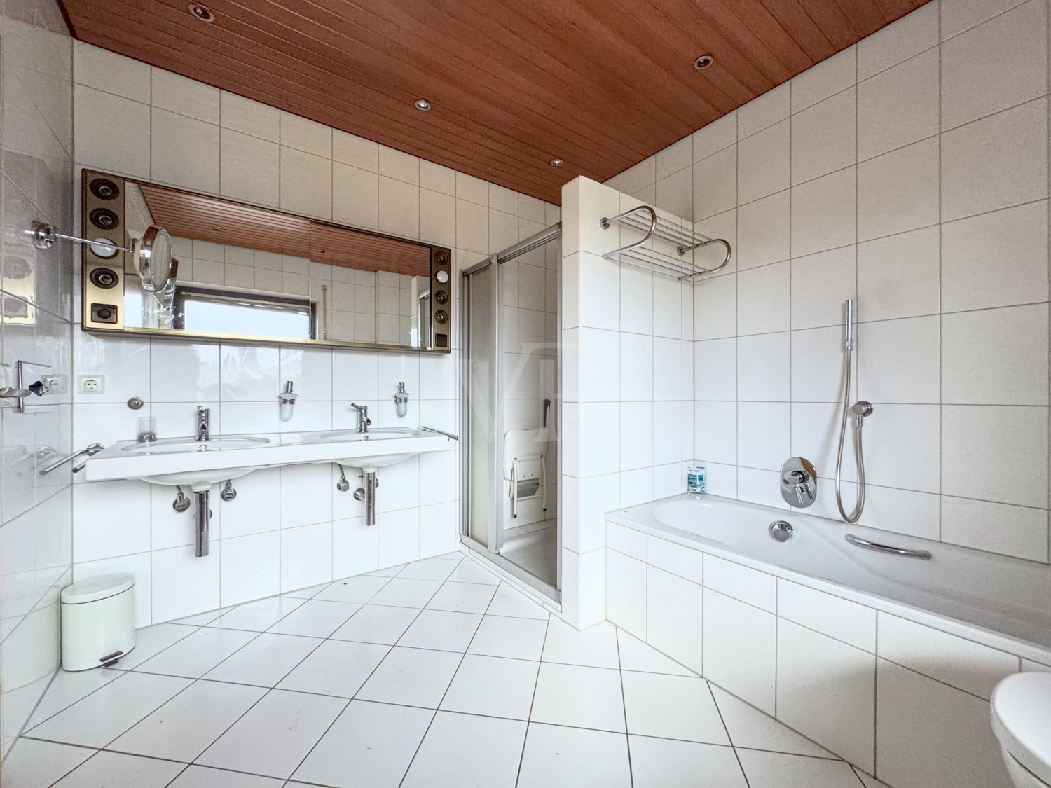 Badezimmer III (Zugang von Zimmer IV)