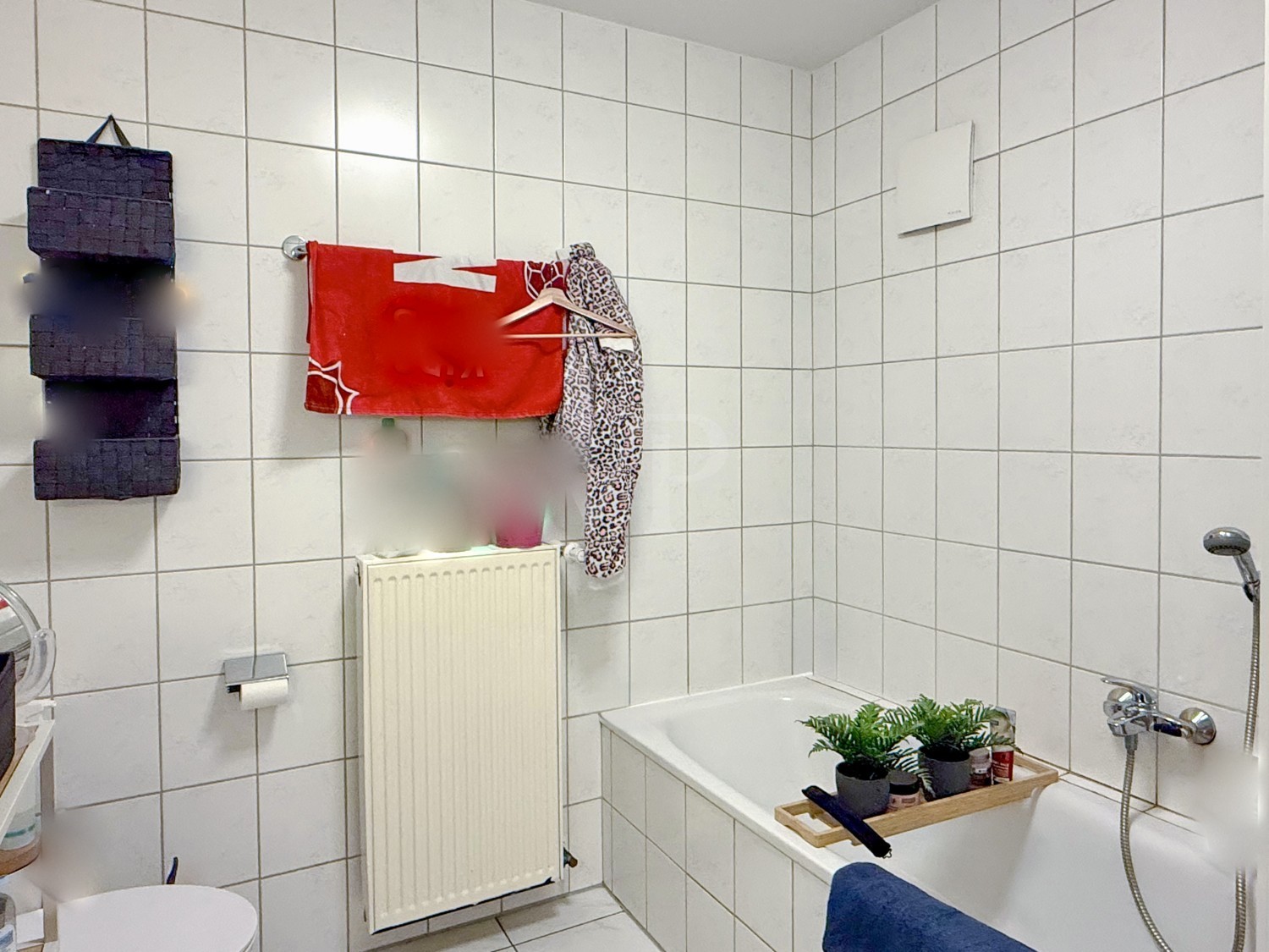 Bad mit Dusche und Wanne