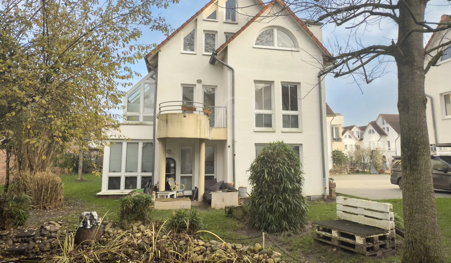 Blick Richtung Terrasse und Teich