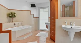 von_poll_real_estate_property_25026043z_image_11