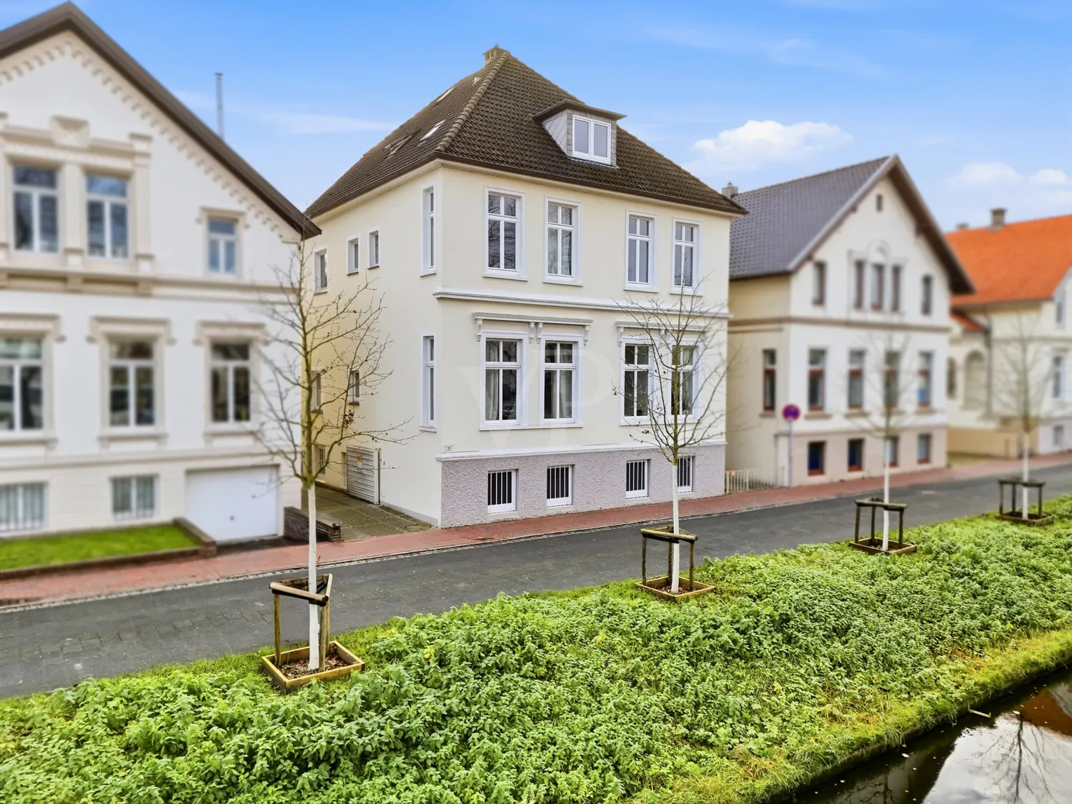 It doesn't get more central than this! - Apartment building with elevator on the banks of the Haaren river.