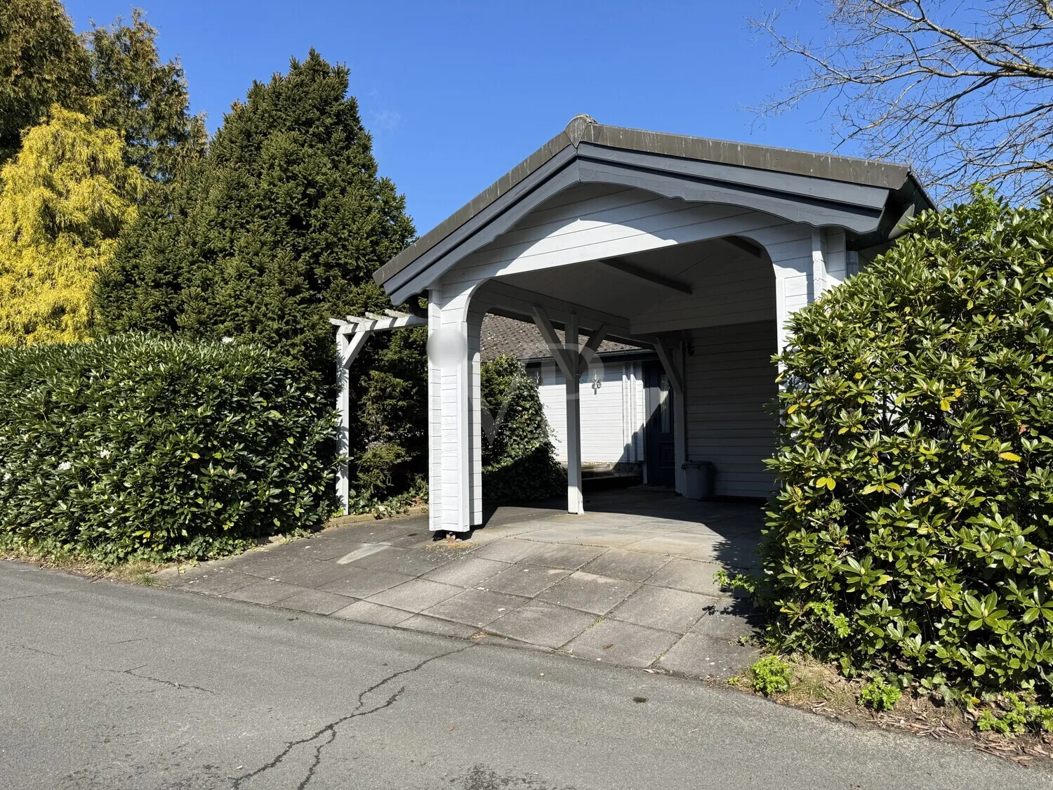 Carport und Zugang zum Haus