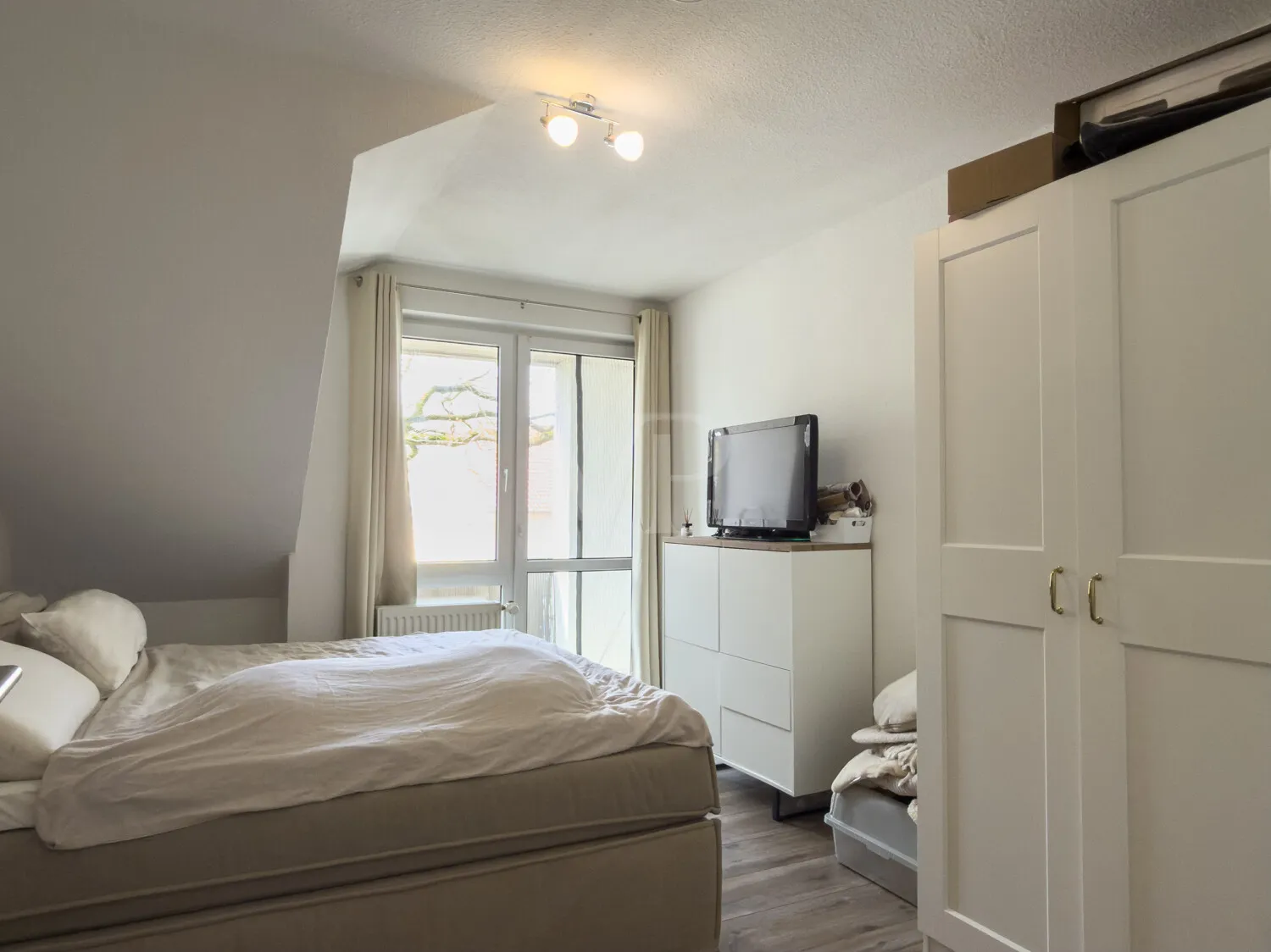 Schlafzimmer mit Zugang zum Balkon