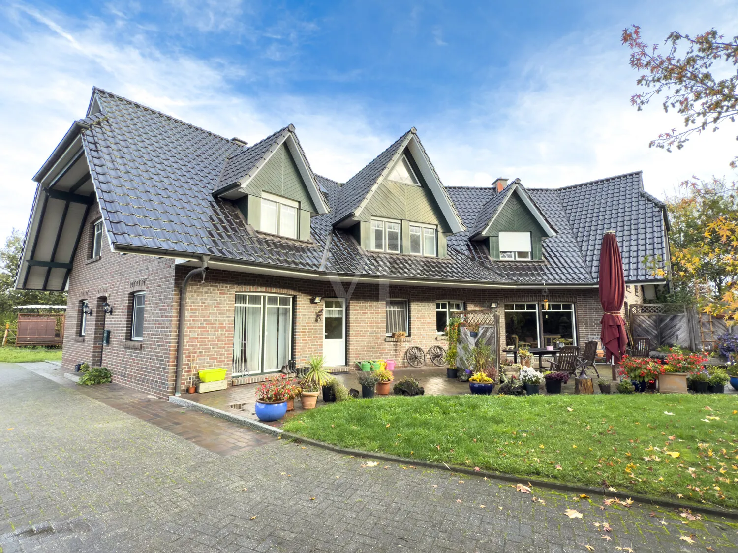 Attraktives Einfamilienhaus mit Gewerbehalle und Pferdestall