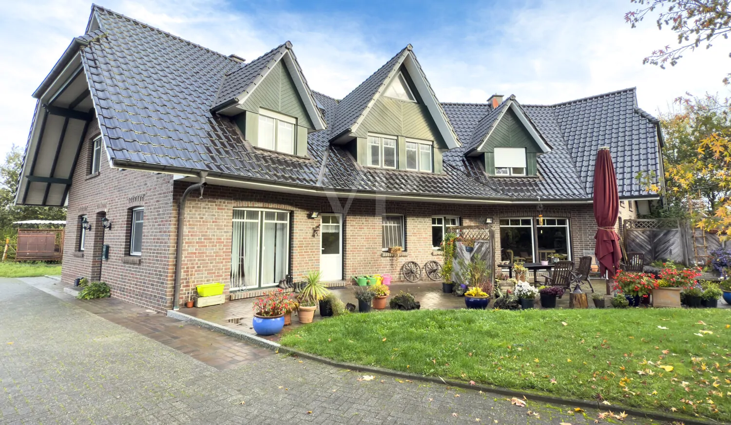 Attraktives Einfamilienhaus mit Gewerbehalle und Pferdestall