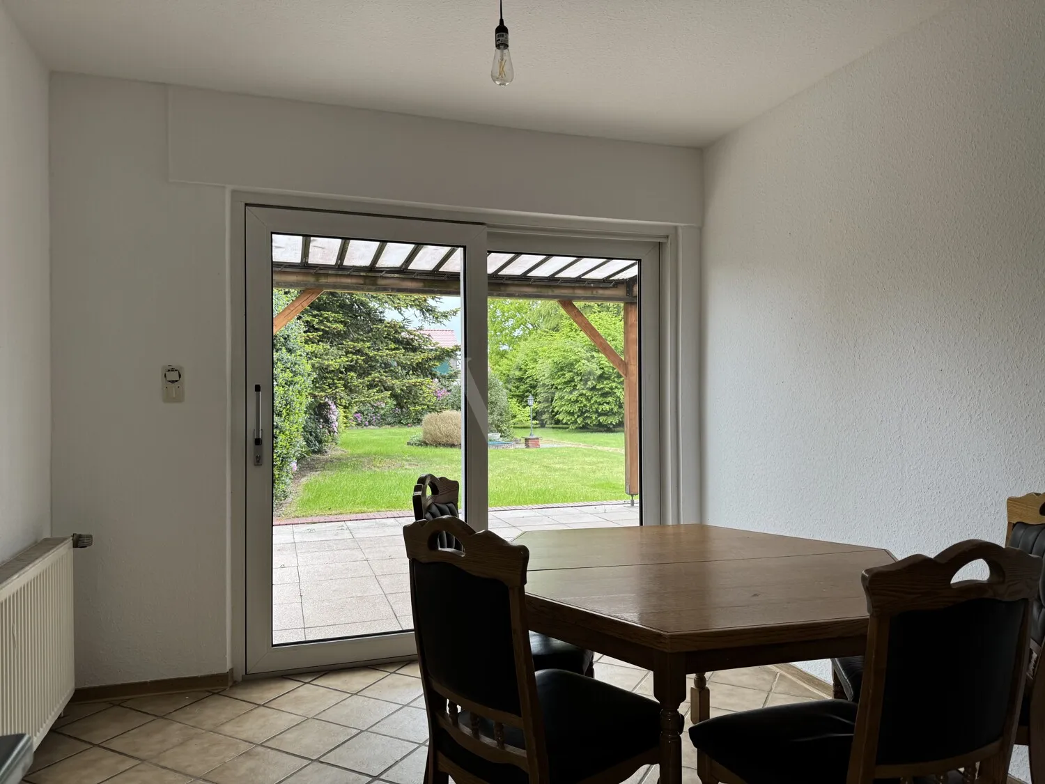 Küche mit Blick in den Garten