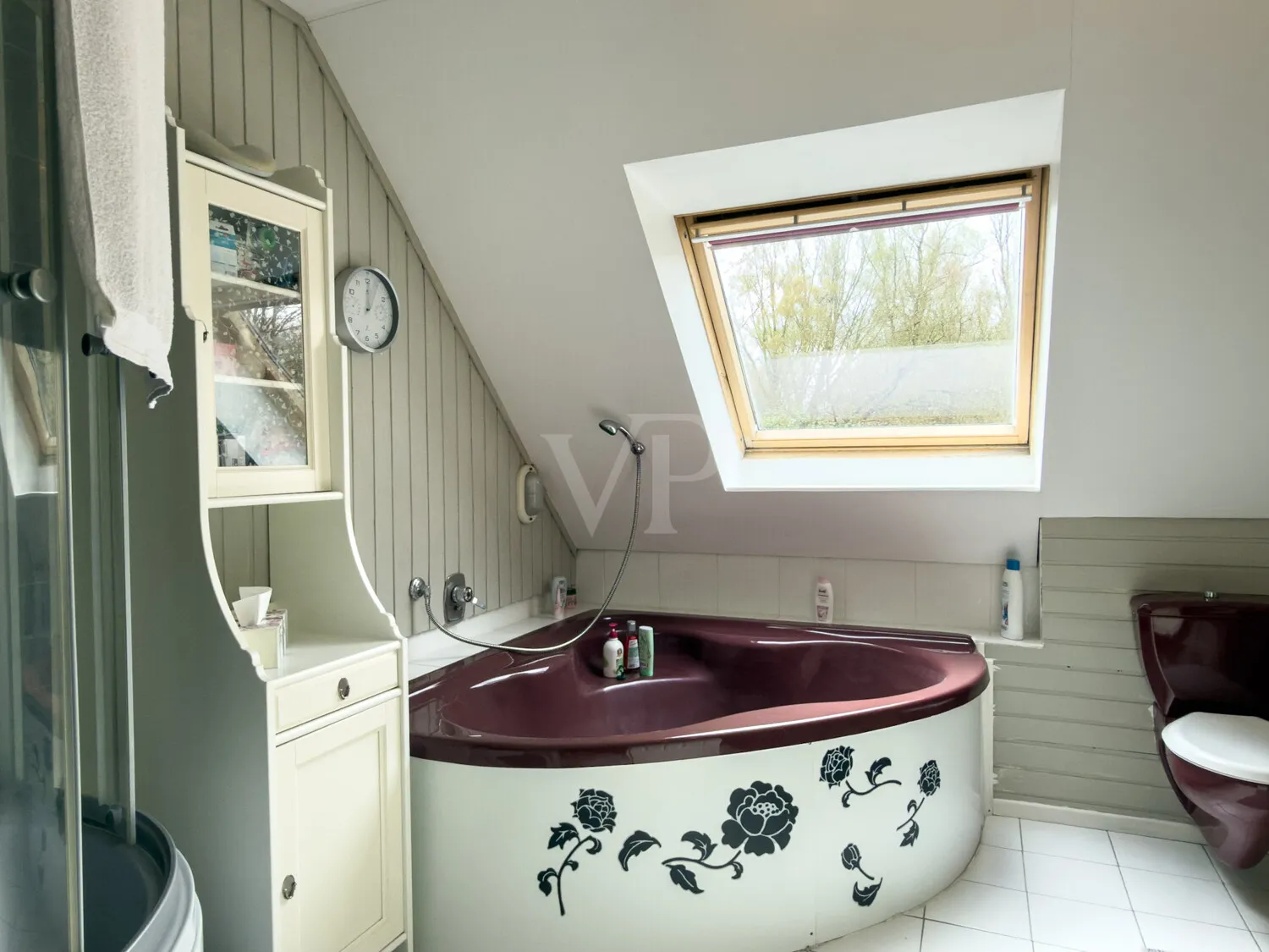 Bad mit Dusche und Wanne