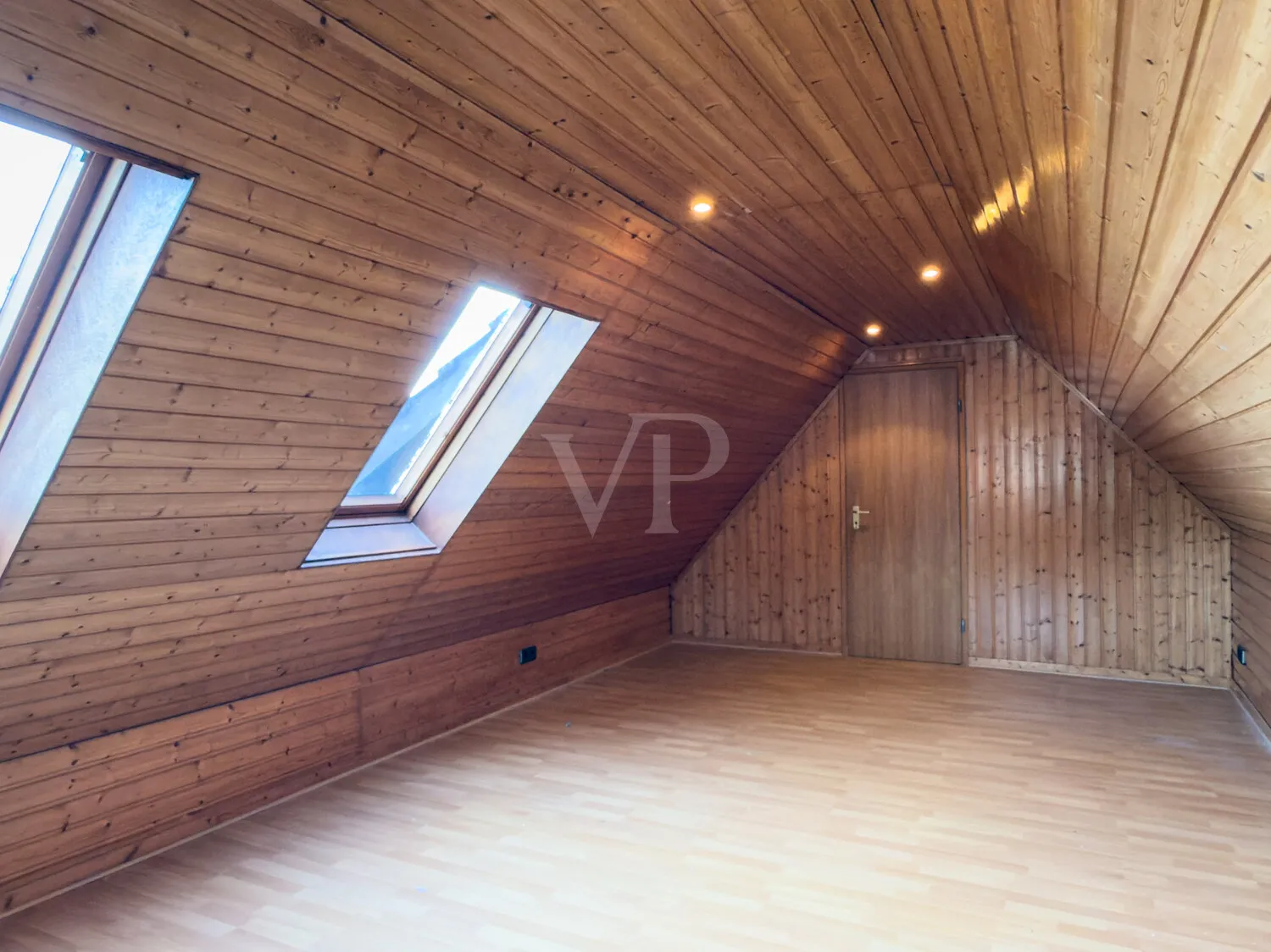 Spitzboden mit dahinter befindlicher Sauna