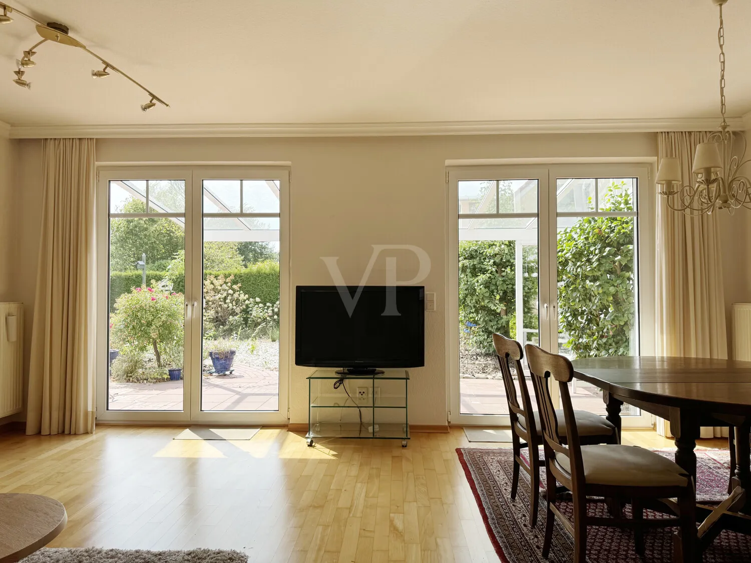 Wohnzimmer mit Blick in den Garten