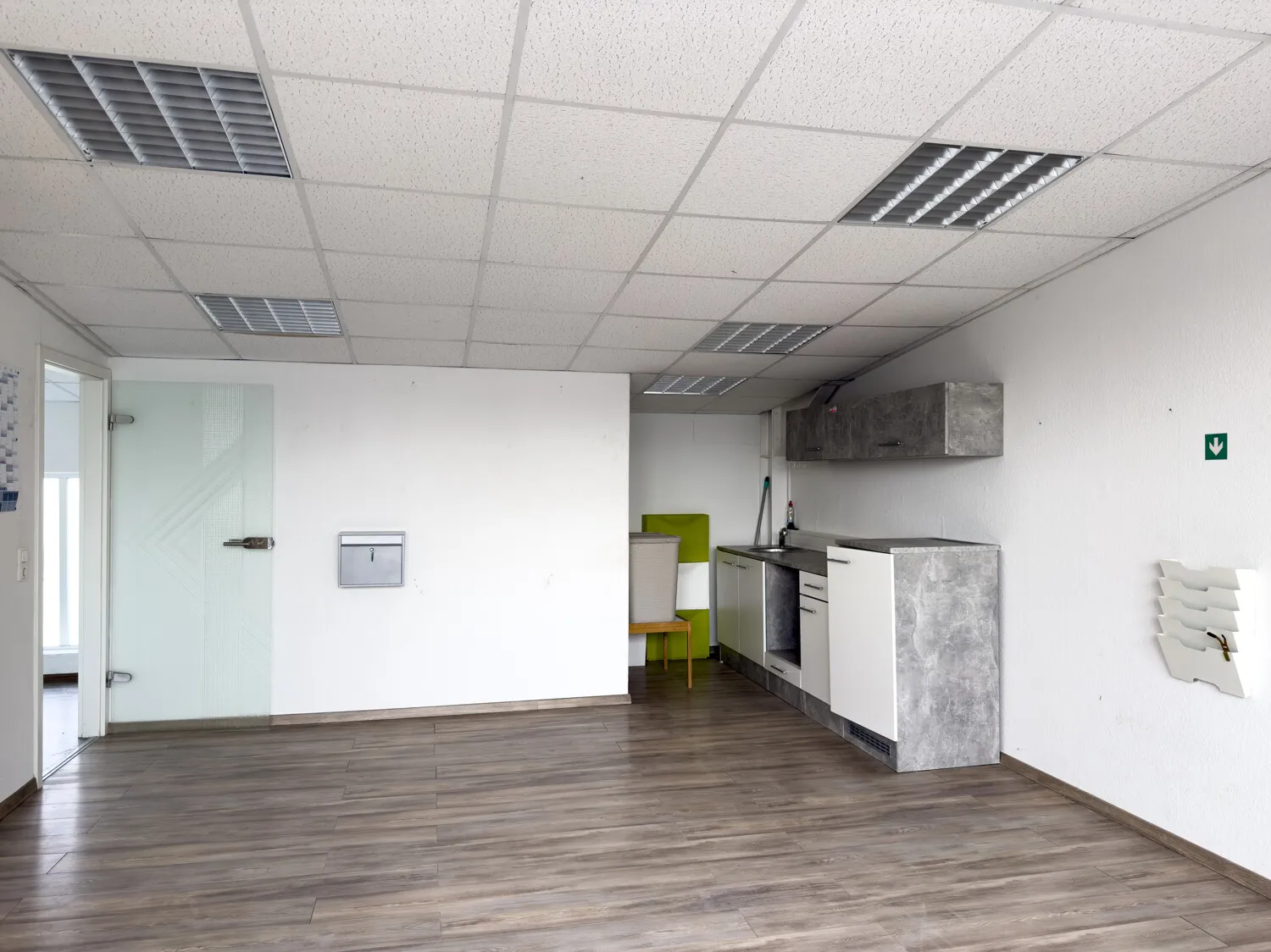 Aufenthaltsraum / Büro 3 mit Küche