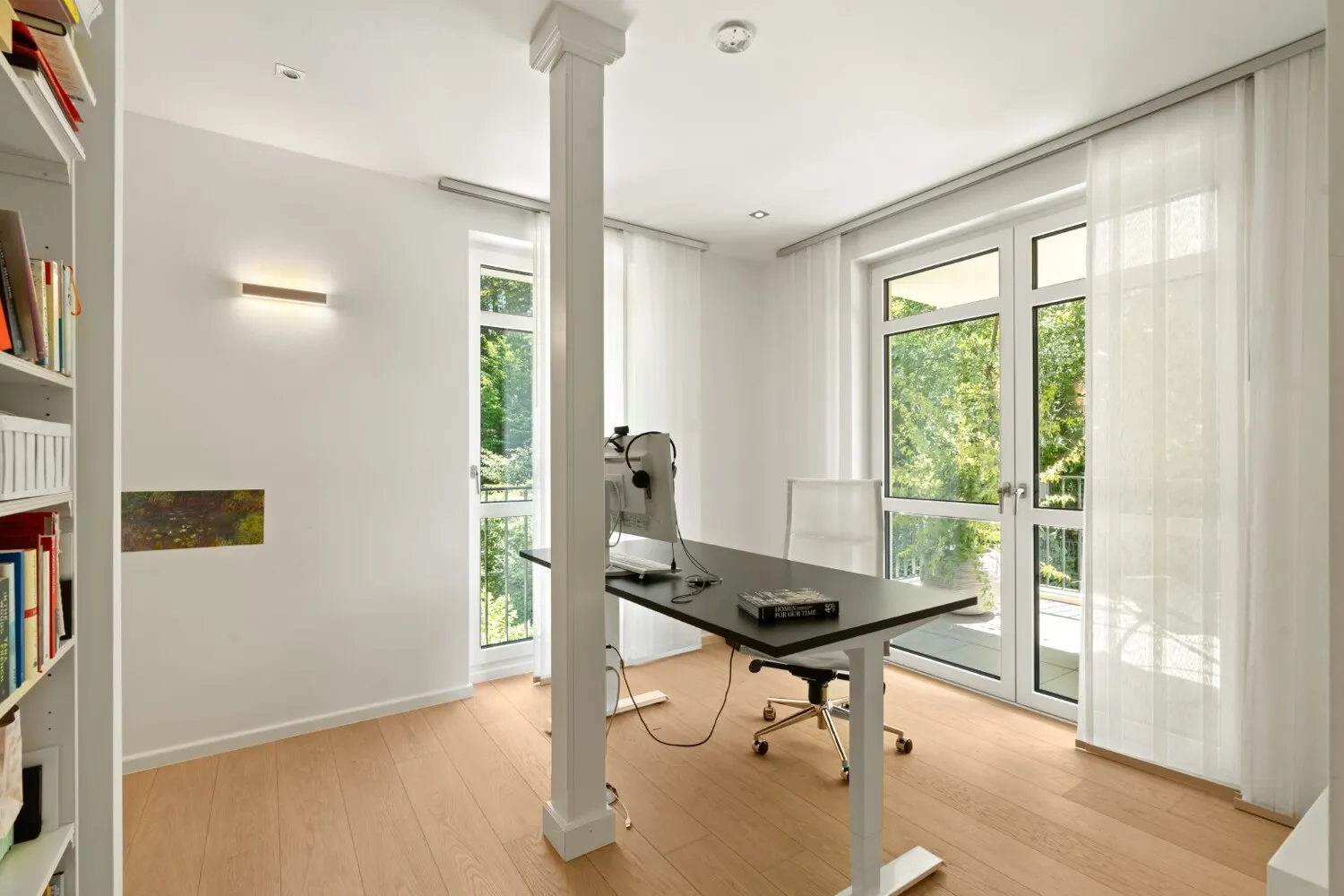 Work Space mit Gartenblick