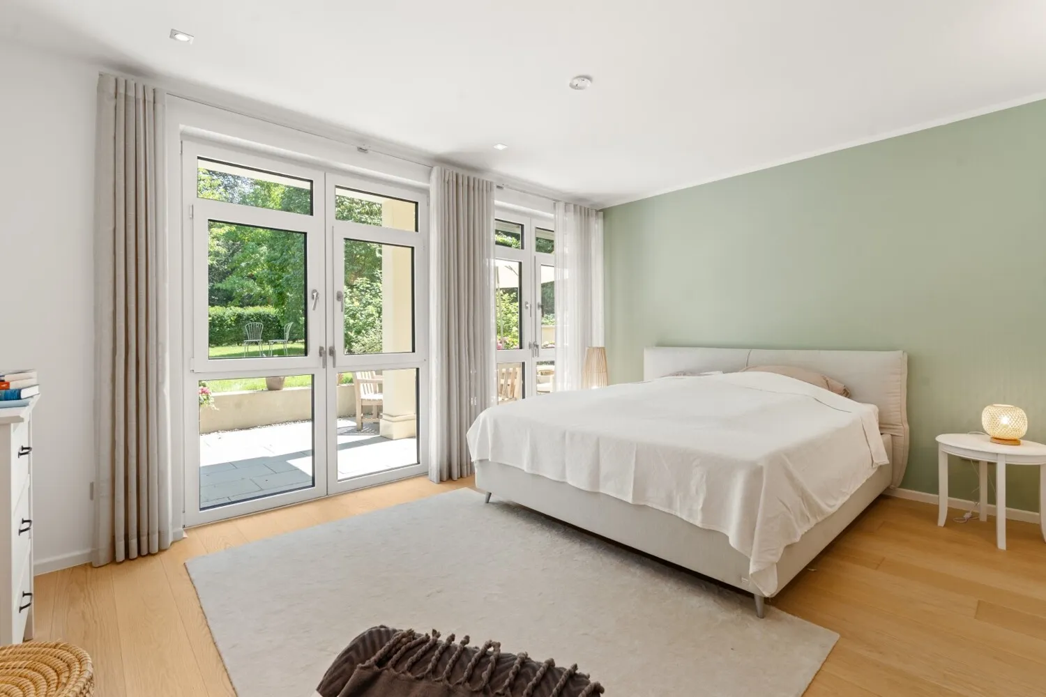 Das Schlafzimmer mit Gartenzugang