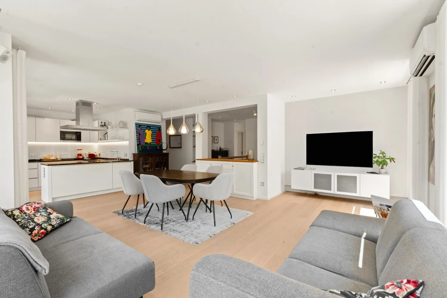 Der Wohnraum mit offener Küche