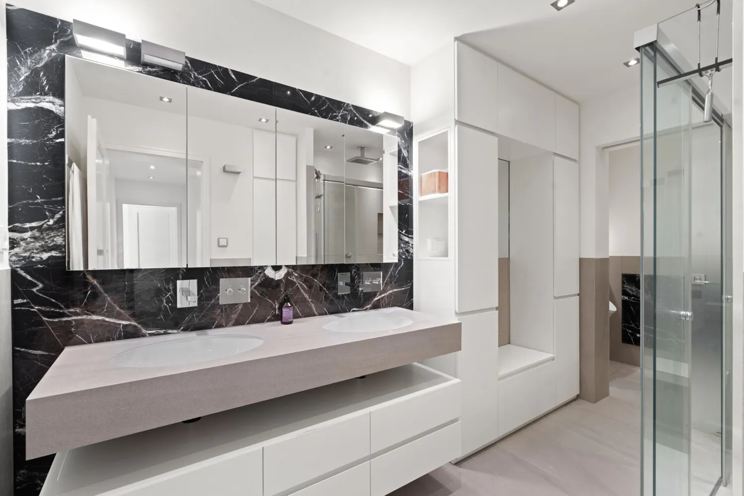 Das Badezimmer mit Einbauten