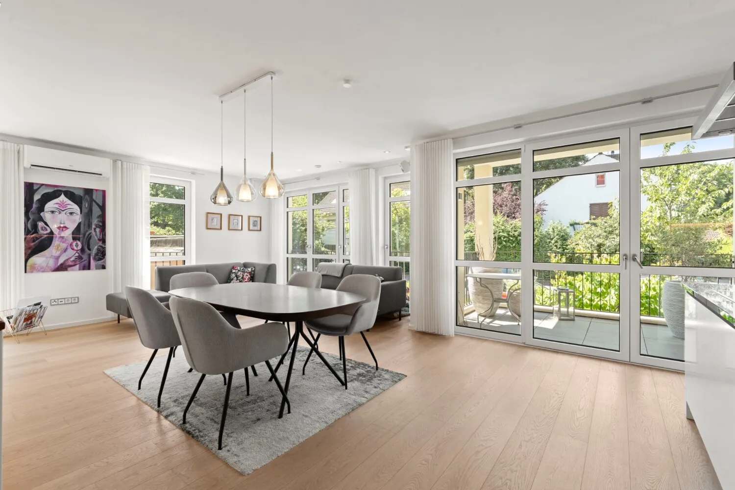 Der helle Wohn- und Essbereich