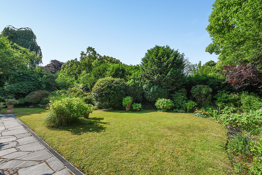 Garten seitlich