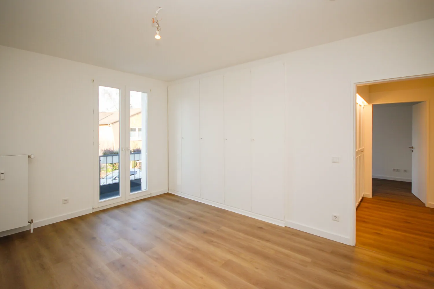 I. Schlafzimmer mit Einbauschrank