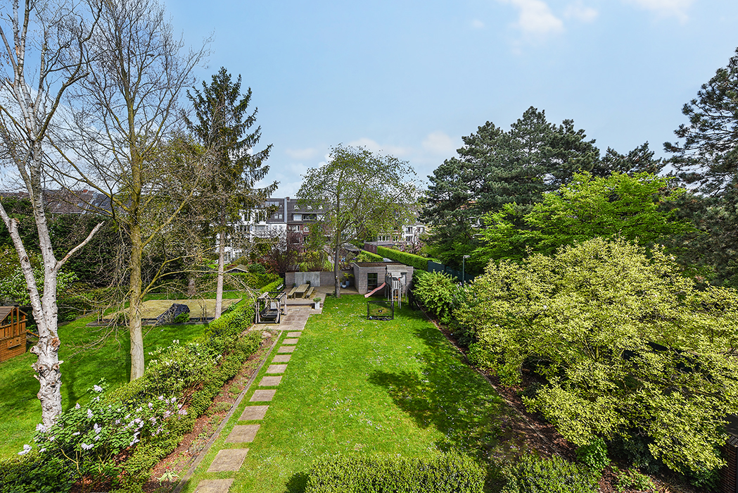 Garten mit großem Sitzplatz und Sportpalais