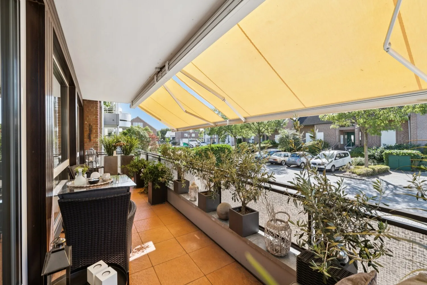 Balkon vorne raus (mit Markise)