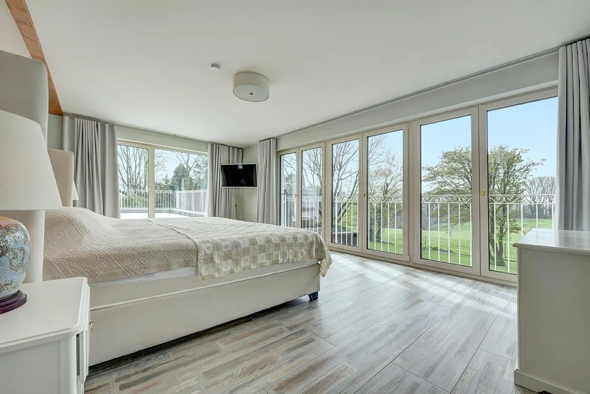 Schlafzimmer mit Blick in Garten