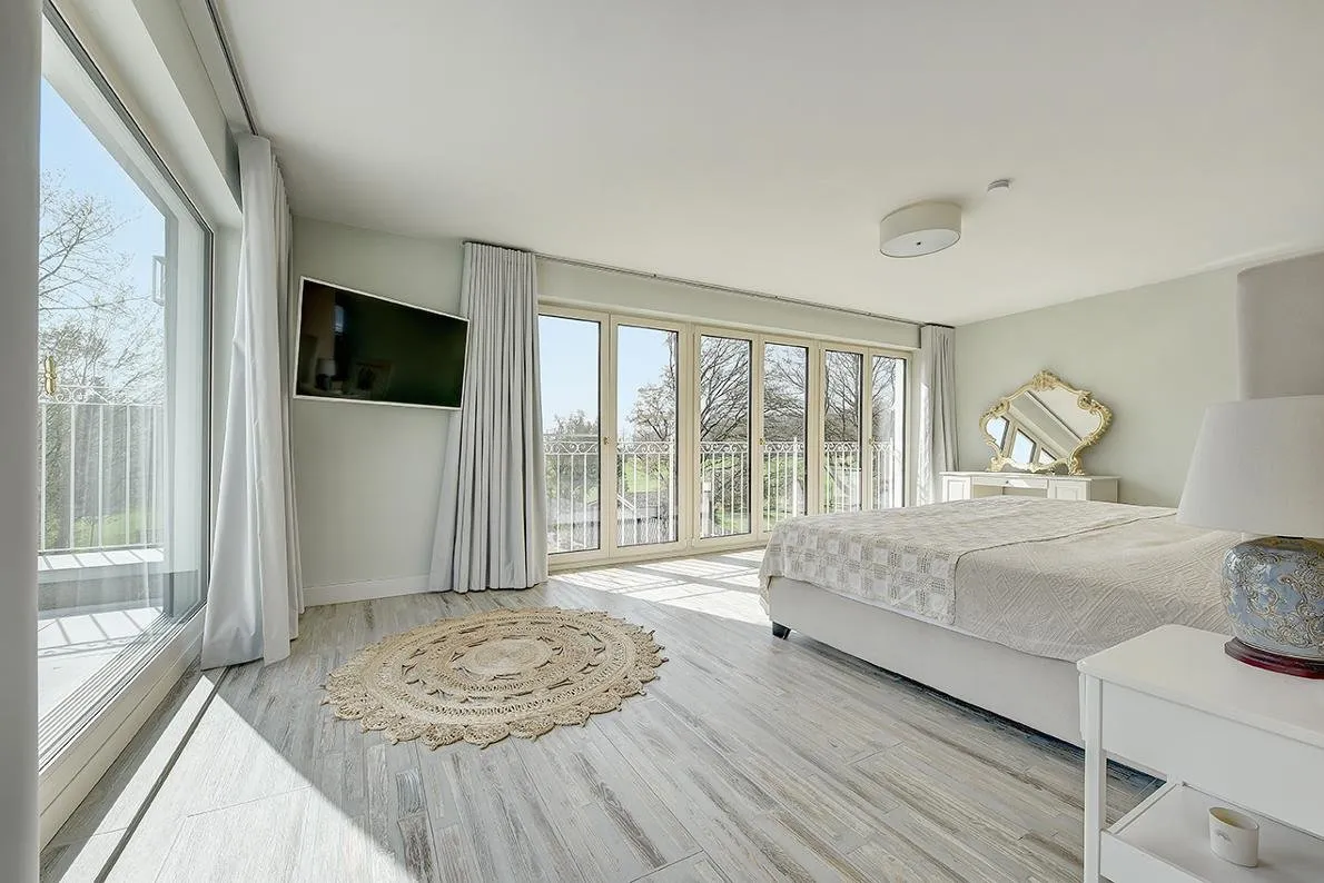 Schlafzimmer mit Blick in den Garten