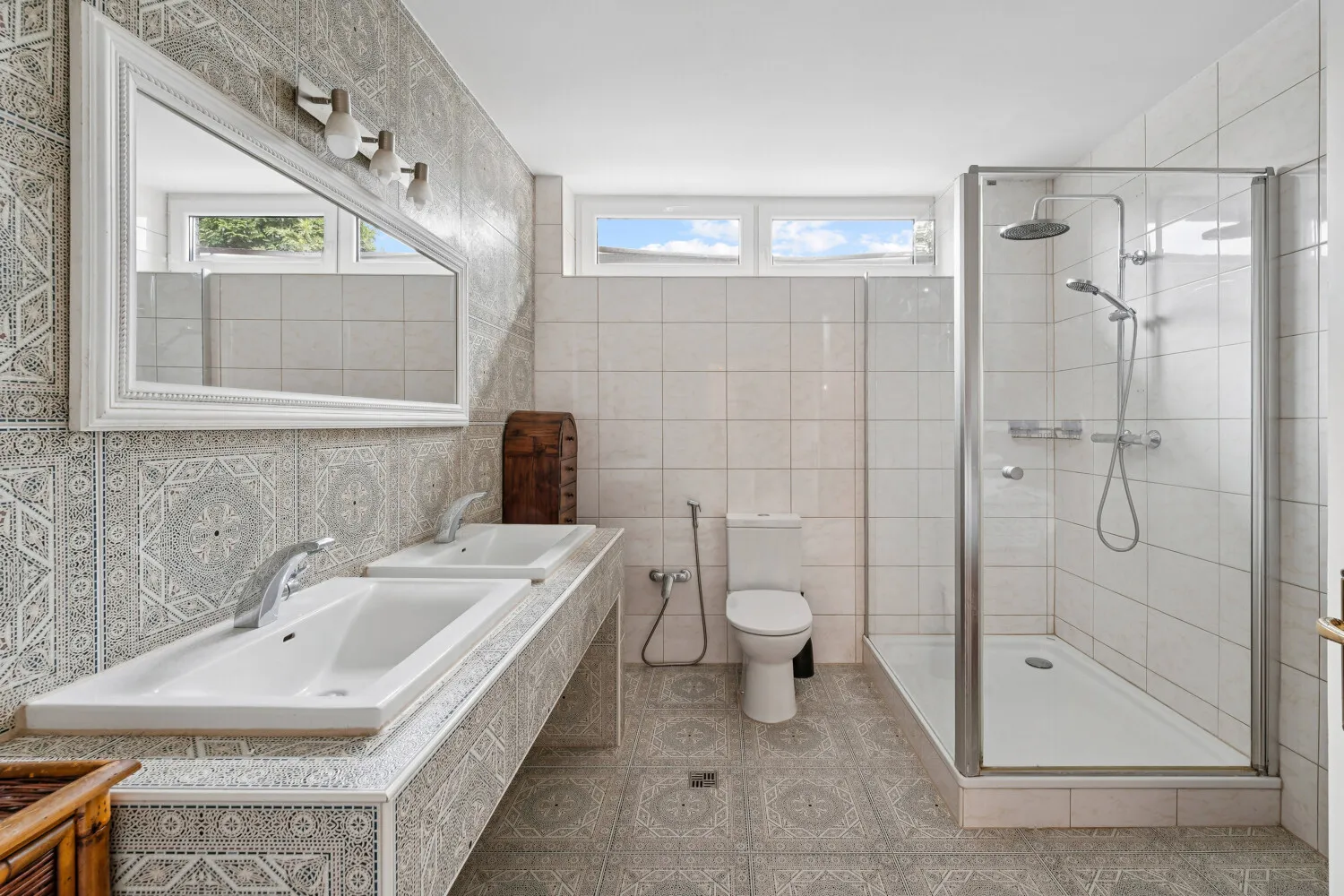 Badezimmer mit Dusche