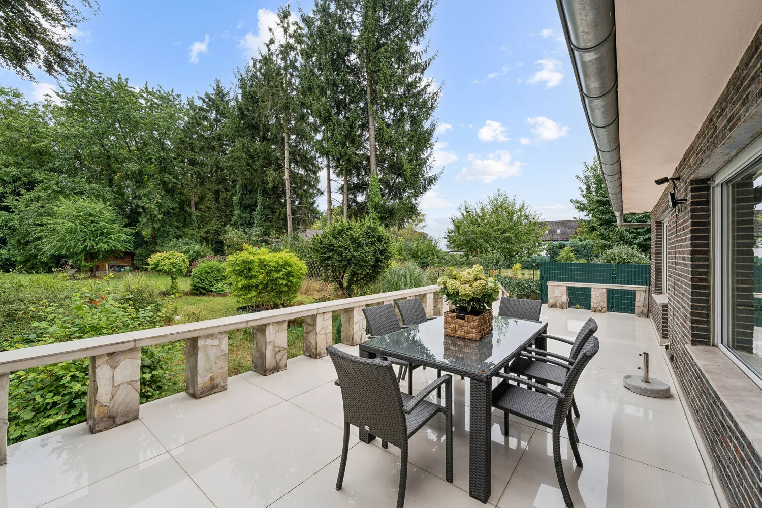 Terrasse mit Blick ins Grüne