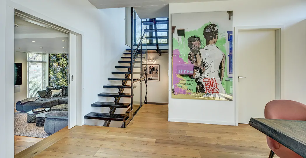 Treppenhauns und Blick in die Bibliothek